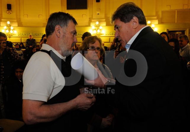 En Diputados. Luis Rubeo le entrega el reconocimiento al padre y la madre de la chica desaparecida / Foto: José Busiemi - Uno Santa Fe