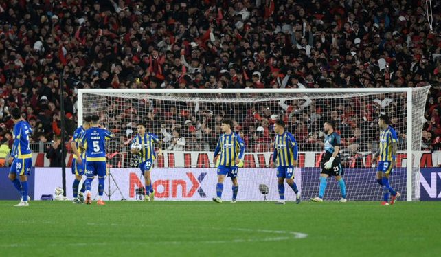 River ya convirtió de penal y los futbolistas de Central sufren la desazón por el resultado adverso.