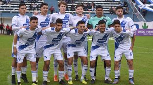 Puntero de la Primera D. El equipo dirigido por Leonardo Acoglanis ganó tres partidos consecutivos y manda en la 5ª categoría de AFA.&nbsp;