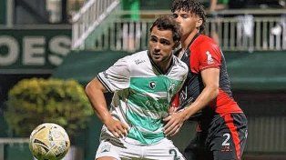 Colón decepcionó en Caballito, cayó con autoridad ante Ferro y se alejó de la cima