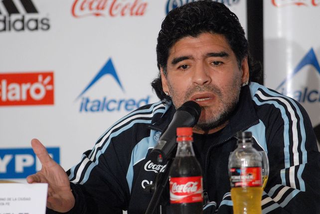 Diego Maradona en la cancha de Patronato
