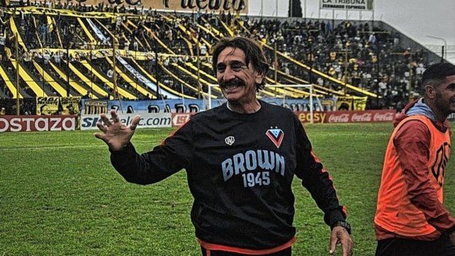 Brown de Adrogué, en la despedida de Pablo Vicó como DT, visita a Estudiantes (RC)
