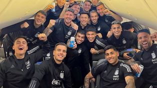 De festejo. Los jugadores de la selección celebraron la merecida&nbsp; clasificación al Mundial de Qatar.