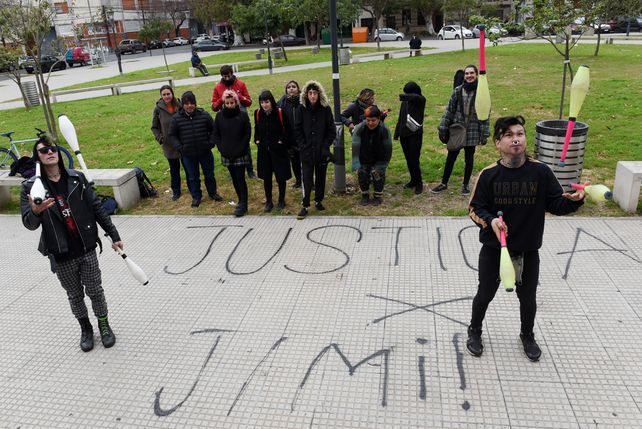 Allegados a Jimi Altamirano frente al Centro de Justicia Penal. Una fiscal pidió allí 18 años de codena para el acusado del asesinato por otros dos hechos con armas.