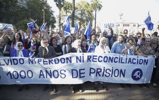 Madres y Abuelas de Plaza de Mayo encabezan el repudio generalizado contra la sentencia de la Corte.