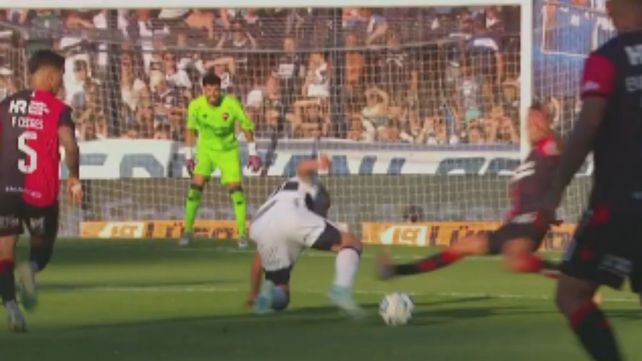 Leonel Vangioni va con la pierna izquierda muy fuerte sobre el jugador de Gimnasia. El zaguero de Newells vio la roja.
