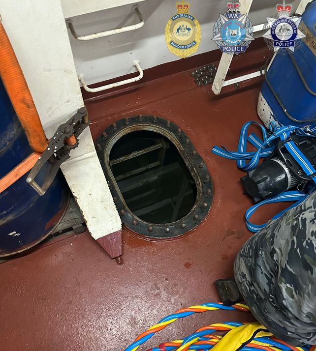 La droga estaba en un habitáculo del carguero inundado con agua. Debieron trabajar con buzos para retirar la mercancía.