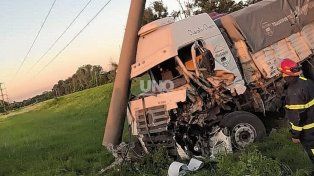 Milagro en la ruta 1: un camionero sobrevivió al estrellarse contra una columna de hormigón armado de la EPE