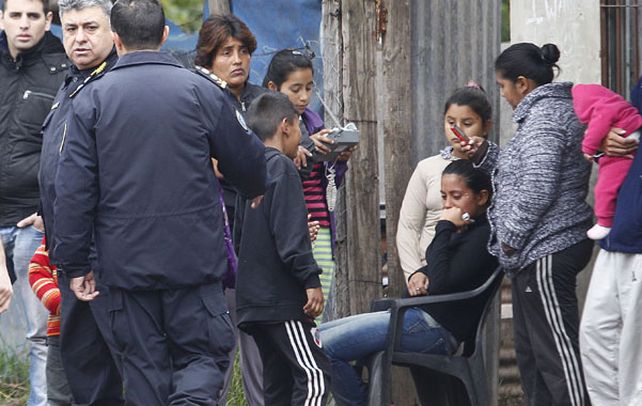 Atroz. Los vecinos lloran la desgracia que enlutó al barrio El Pericón.