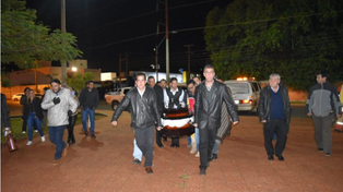 El féretro con los restos de Acevedo es llevado hacia la sede municipal para ser velado.&nbsp;