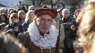El actor Pablo Alarcón convocó a una decenas de personas en una plaza porteña, donde se presenta a la gorra.