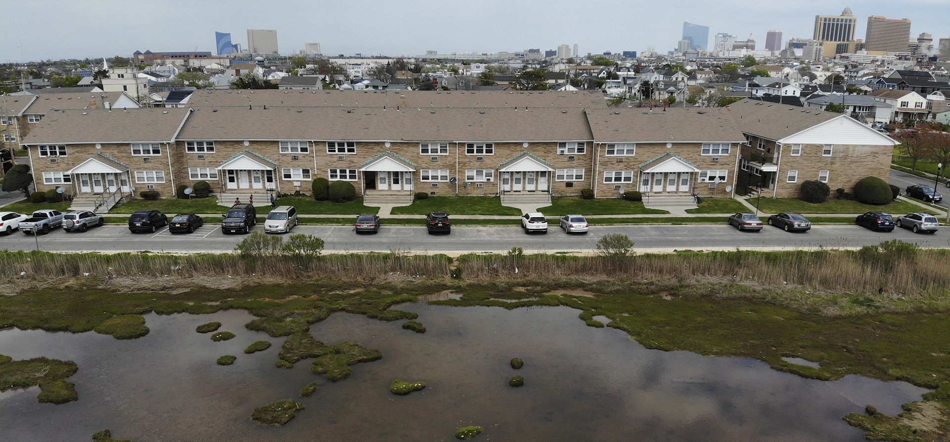 Un lago semivacío de un distrito residencial en Atlantic City, Nueva Jersey, el miércoles 4 de septiembre de 2022. Algunas ciudades de todo el mundo se están alejando de las costas, a medida que el aumento del nivel del mar por el cambio climático aumenta las inundaciones.