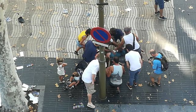 Un vehículo atropelló a decenas de personas en el centro de Barcelona