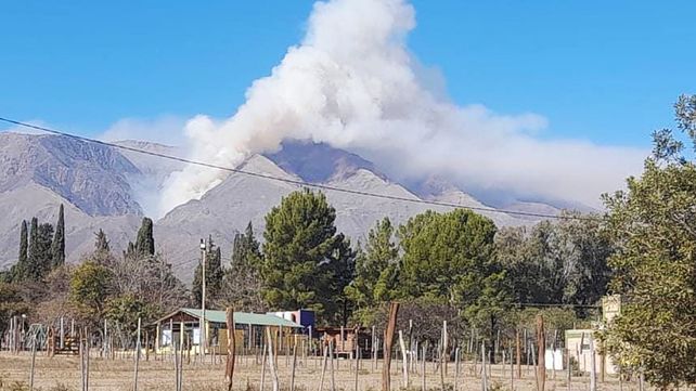 Casi 100 efectivos participan del operativo para contener las llamas