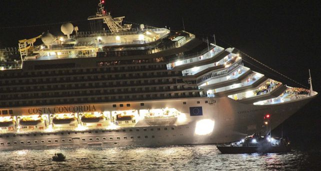 Espectaculares im&aacute;genes del crucero accidentado en Italia