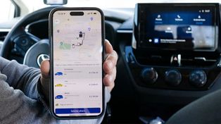 Los taxistas calculan que el 13% (unos 400) de los conductores de ese servicio público también trabajan de manera clandestina con Uber
