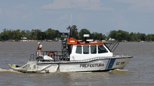 Hallan un cadáver en la zona de Pueblo Esther donde naufragó una canoa con ocho tripulantes