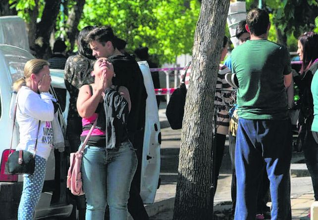 Espeluznante. Familiares y vecinos de las víctimas del triple femicidio.