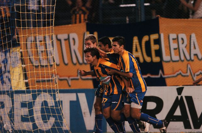 El primero. Vecchio celebra su primer gol ante Argentinos y lo felicitan Ruben