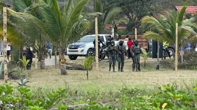 Horror en Ecuador: encontraron cinco cabezas humanas colgadas de un cartel en una playa turística