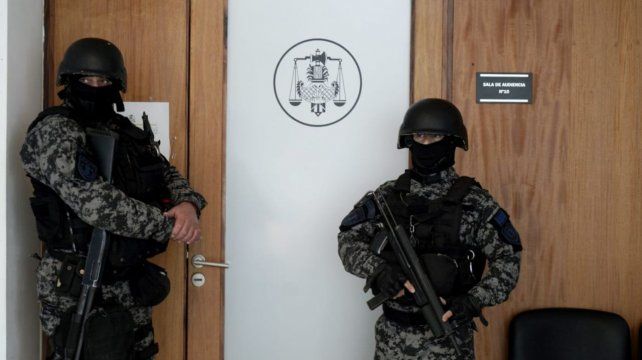 Fuerte custodia en la puerta de acceso a la sala donde se realiza la audiencia.&nbsp;