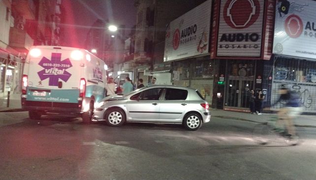 Un auto chocó a una ambulancia en pleno centro de la ciudad
