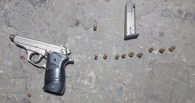 La pistola Bersa que hallaron debajo de un contenedor de residuos cerca del Sindicato de Camioneros.