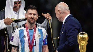 Le ofrecieron 1.000.000 dólares a Messi por el bisht que recibió en el Mundial
