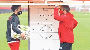 Frank y el pizarrón. Kudelka debe definir cómo planta al equipo ante el trascendental partido frente a Boca.