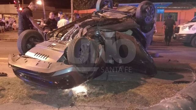 Escaparon de un control policial a toda velocidad, tumbaron y tiraron abajo una palmera