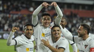 Mauricio Martínez festejó el título de la Copa Sudamericana con LDU y ahora encamina su vuelta a Central.