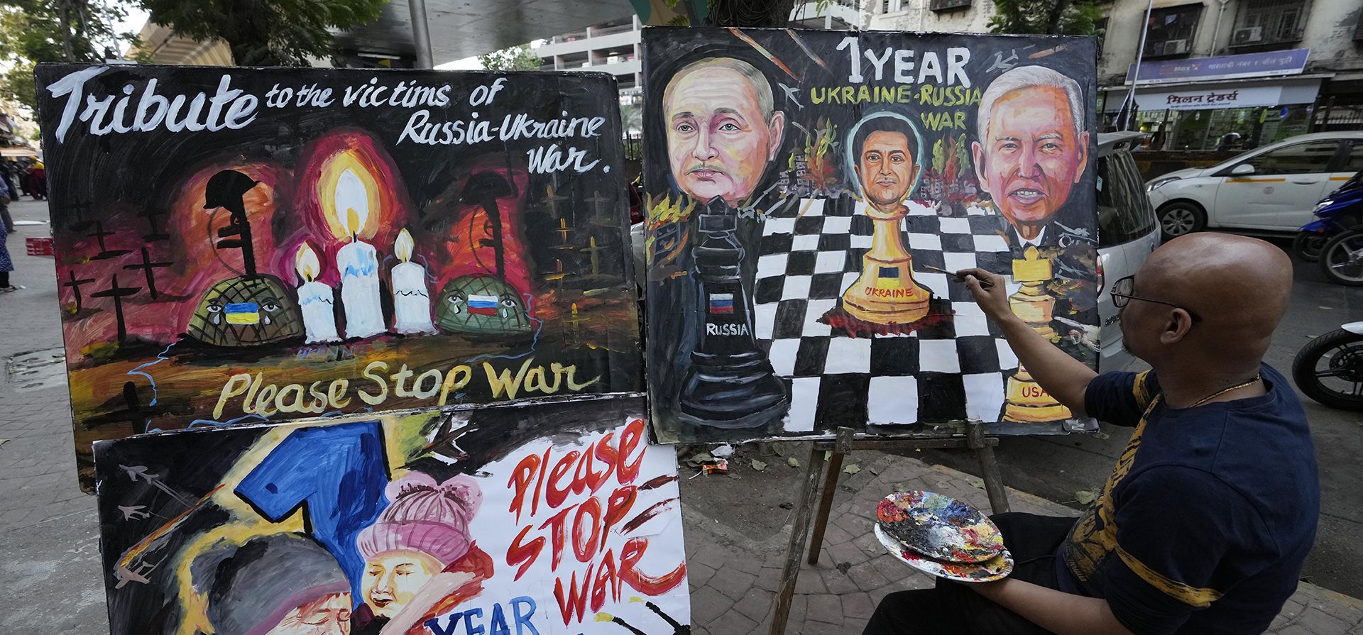 El maestro de arte indio Sagar Kambli realiza pinturas en una calle en Mumbai, India, para rendir homenaje a las víctimas y pedir el fin de la guerra en vísperas del primer aniversario de la invasión rusa de Ucrania, el jueves 23 de febrero de 2023. ( Foto AP/Rajanish Kakade)