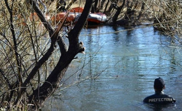 Buzos tácticos de Prefectura Naval encontraron un cuerpo en las aguas del río Chubut.