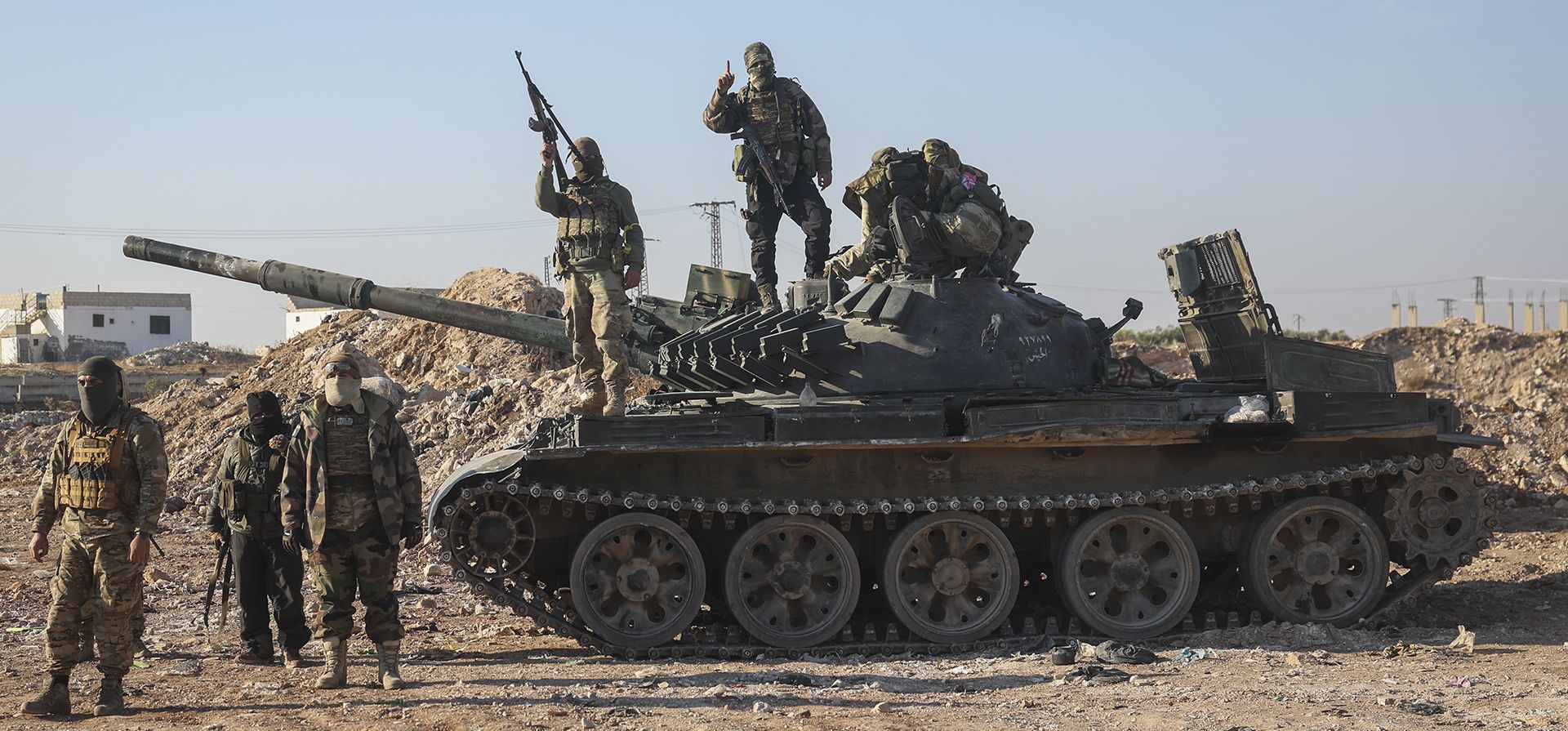 Combatientes de la oposición siria se encuentran sobre un vehículo blindado del ejército sirio confiscado en las afueras de Hama, Siria, el martes 3 de diciembre de 2024. (Foto AP/Ghaith Alsayed) Combatientes de la oposición siria se encuentran sobre un vehículo blindado del ejército sirio confiscado en las afueras de Hama, Siria, el martes 3 de diciembre de 2024. (Foto AP/Ghaith Alsayed)