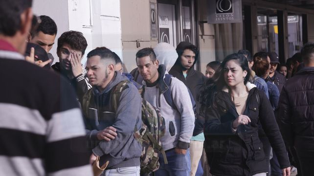 Extensa cola para conseguir trabajo en una casa de comidas en Paraná