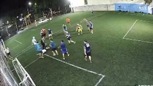 En una cancha de fútbol cinco se generó un incidente y todo se desmadró.