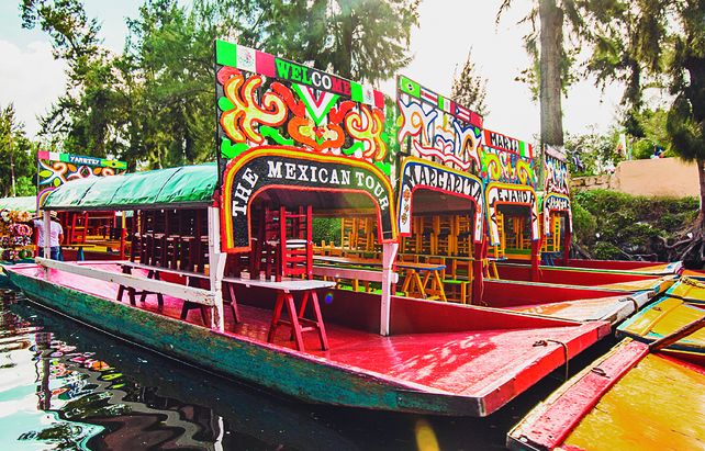 Las trajineras de Xochimilco son embarcaciones tradicionales de fondo plano que navegan por los antiguos canales del sur de la Ciudad de México.