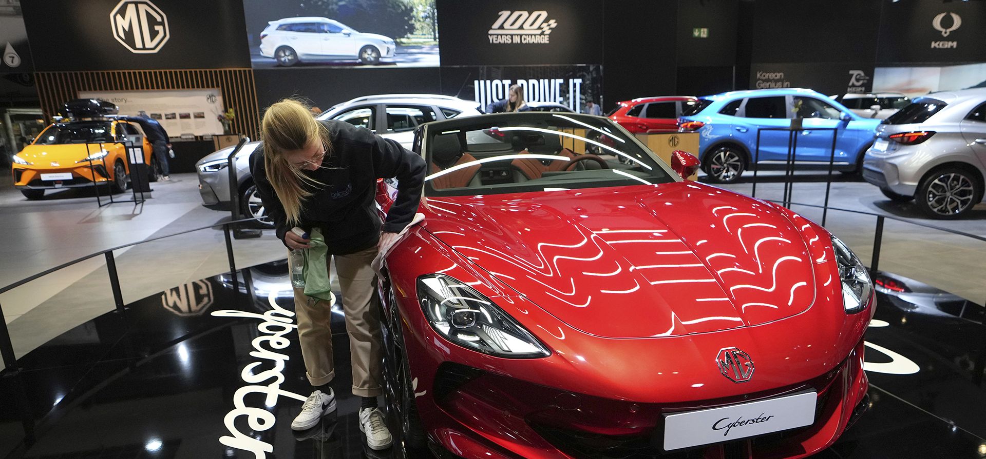 Una expositora pule el MG Cyberster, un roadster totalmente eléctrico, que se exhibe en el Salón del Automóvil de Bruselas, el viernes 10 de enero de 2025. (Foto AP/Virginia Mayo) Una expositora pule el MG Cyberster, un roadster totalmente eléctrico, que se exhibe en el Salón del Automóvil de Bruselas, el viernes 10 de enero de 2025. (Foto AP/Virginia Mayo)