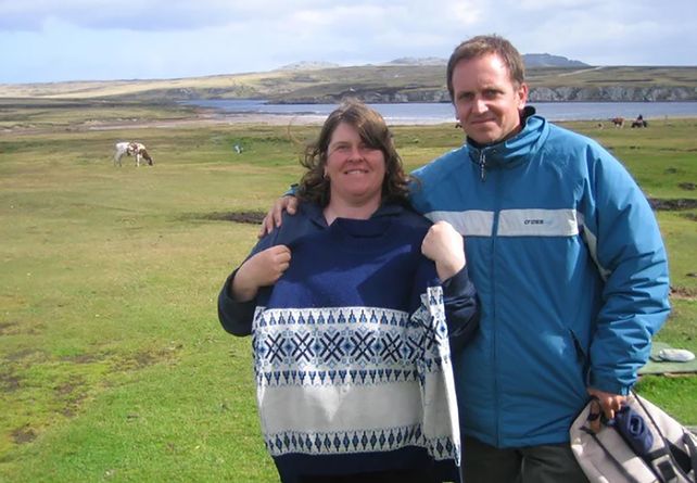 Miguel Savage volvió a Malvinas 25 años después y devolvió el pullover a la hija del propietario, quien ya había fallecido.