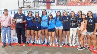 Héctor Fernández, presidente de la Asociación Santafesina de Vóleibol entrega un reconocimiento a las chicas de Villa Dora de Santa Fe.