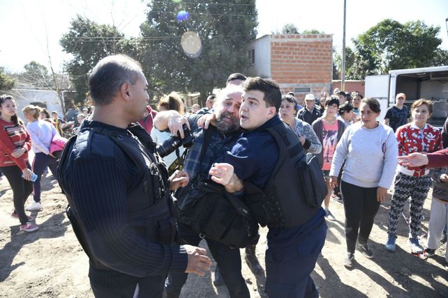 El reportero gráfico de este medio sufrió apremios por parte de la policía.
