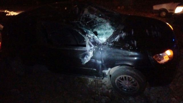 El conductor de un auto perdió el control y terminó en la banquina