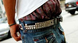 La ley enfrenta los dictados de la moda y prohíbe a jóvenes llevar los pantalones caídos