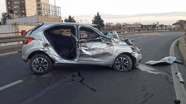 Así quedó el automóvil sobre el viaducto Oroño