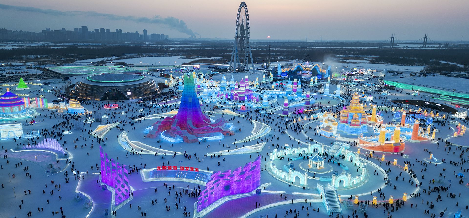 Turistas recorren el Mundo de Hielo y Nieve de Harbin en Harbin, en la provincia de Heilongjiang, noreste de China, el viernes 5 de enero de 2024. (Zhang Tao/Xinhua vía AP) Turistas recorren el Mundo de Hielo y Nieve de Harbin en Harbin, en la provincia de Heilongjiang, noreste de China, el viernes 5 de enero de 2024. (Zhang Tao/Xinhua vía AP)