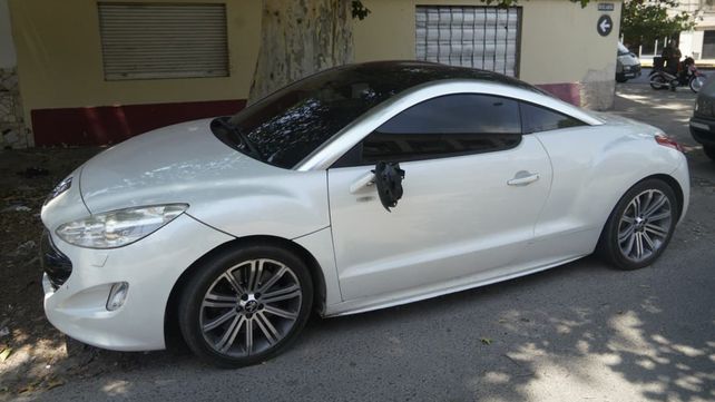 Vecinos advirtieron que una coupé Peugeot RCZ modelo 2013 estaba estacionada con un espejo roto y varias marcas de roce.