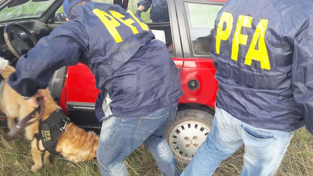 Detuvieron a dos repartidores de cocaína y marihuana con las manos en la masa