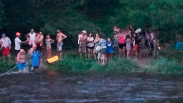 Fueron advertidos de la crecida del río, pero unos 90 turistas se negaron a irse y quedaron varados