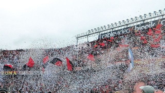 Kelme animó la previa del Clásico en Colón con video