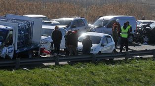 Dos muertos y 16 heridos al chocar en cadena 20 vehículos en la ruta 2